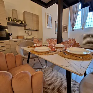 Regina In Porta Romana 2 - Sky Tv, Wifi E Breakfast Box Apartment