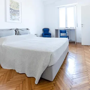 Flat 5 Min From Duomo With Park For Small Cars Apartment